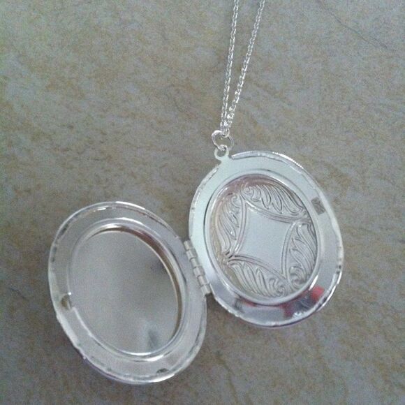 White Opal Cameo Necklace Locket Photo Keepsake - Picture 5 of 5